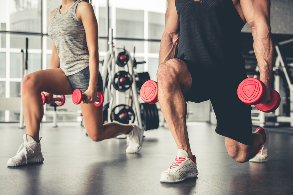 en kille och en tjej som bygger muskler med LCHF på ett gym tillsammans